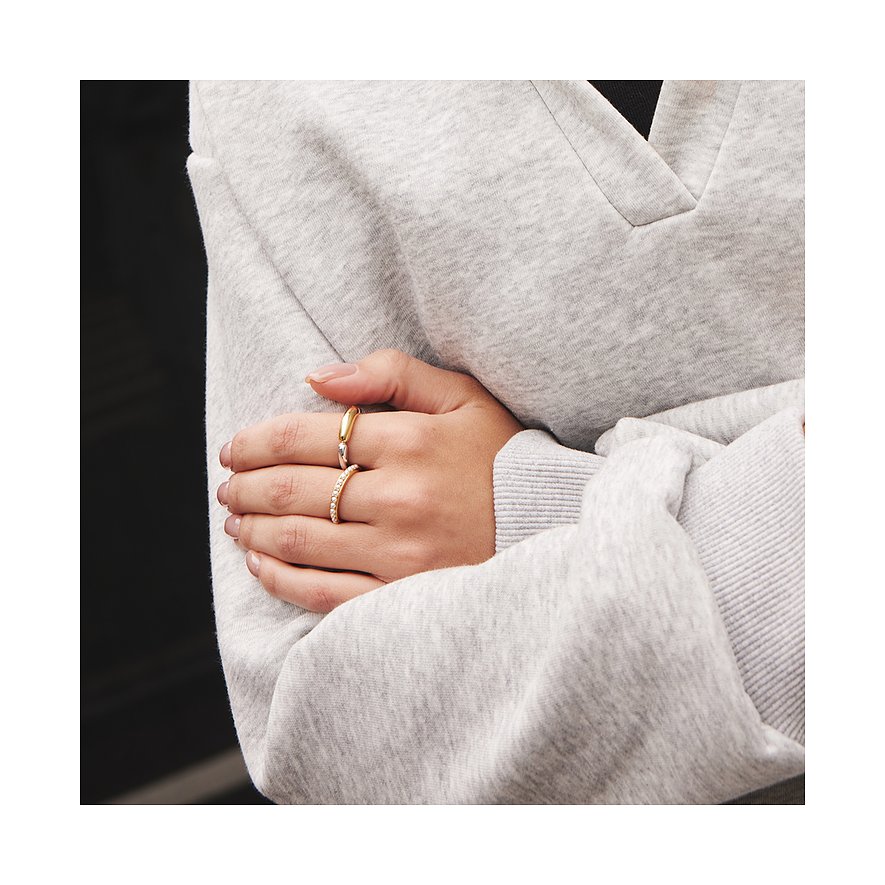 Close-up van iemands handen met twee Ania Haie 925 zilveren ringen met parels.