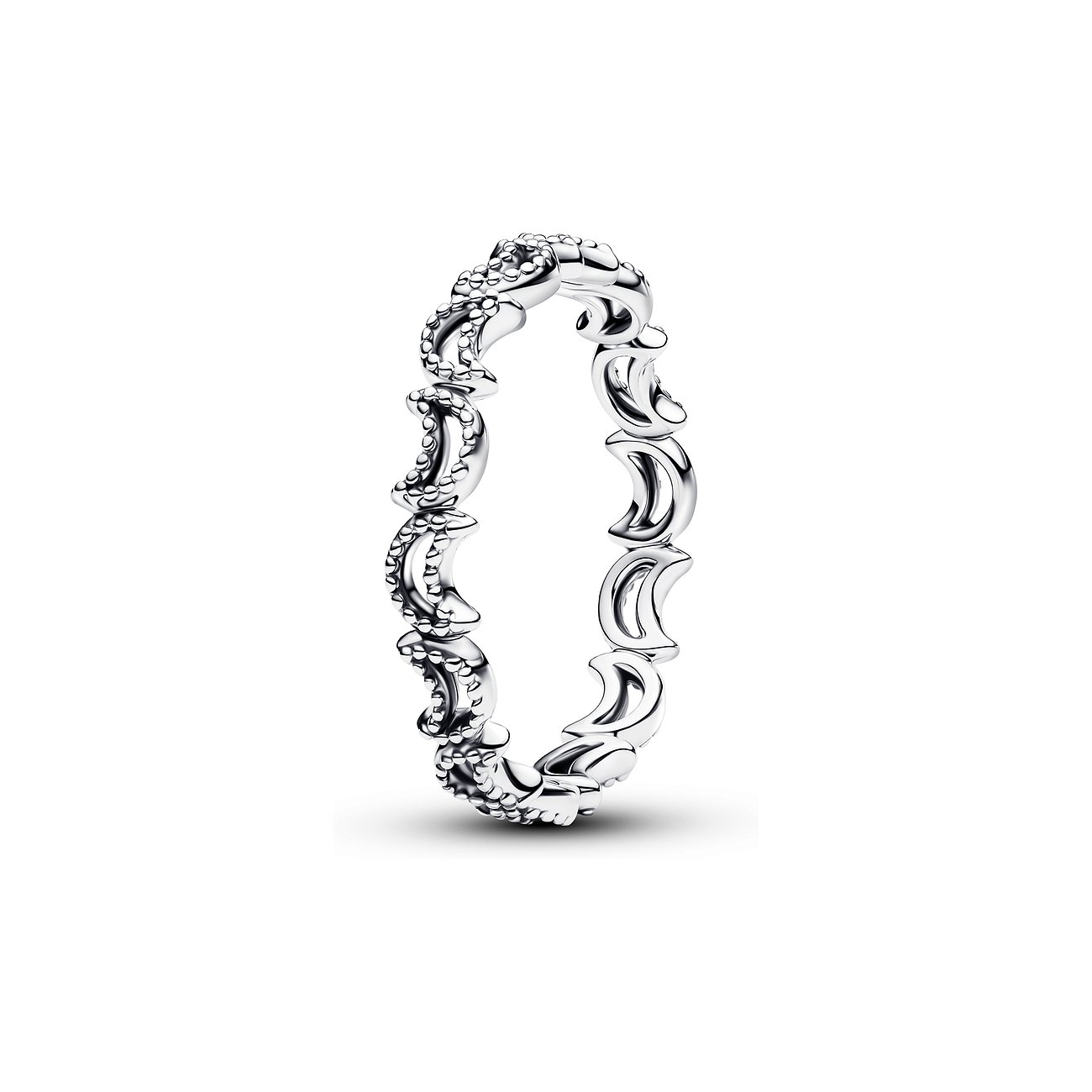 Pandora Ring aus 925er Silber mit einer Reihe abwechselnd glänzender und gekörnter Halbmondformen.