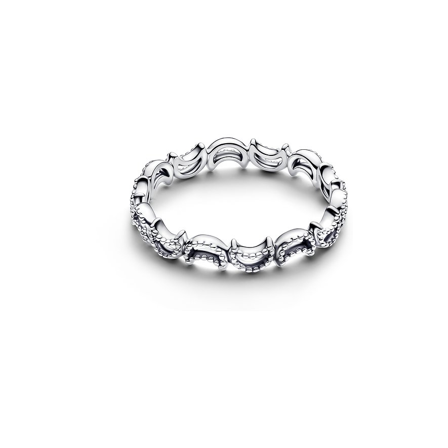 Pandora Ring aus 925er Silber mit einer durchgehenden Reihe halbmondförmiger, perlenbesetzter Elemente.