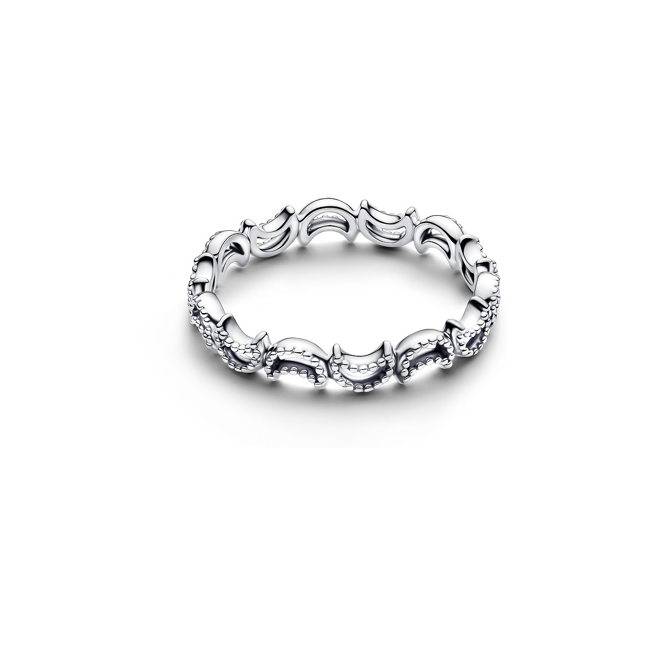 Pandora Ring aus 925er Silber mit einer durchgehenden Reihe halbmondförmiger, perlenbesetzter Elemente.