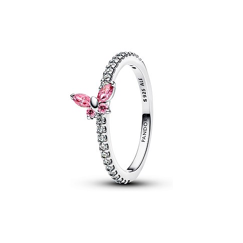 Pandora Ring aus Silber mit funkelnden Zirkonia und einem rosafarbenen Schmetterlingsmotiv, schräg von vorne aufgenommen.