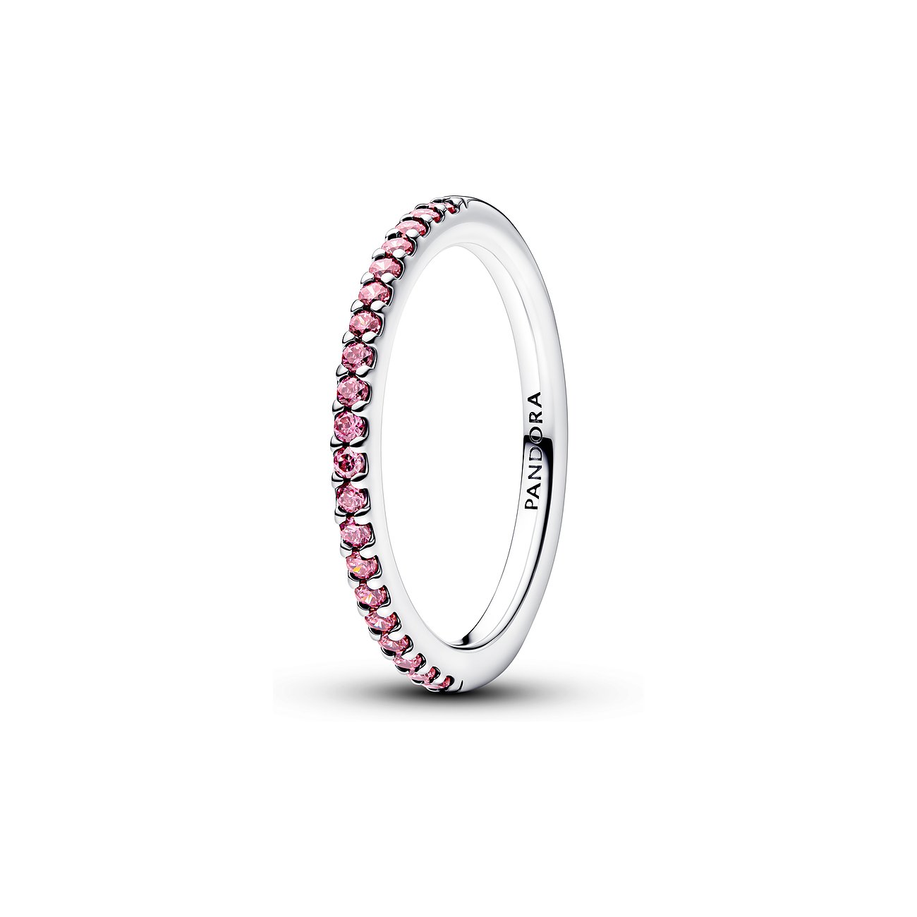 Pandora Ring aus Silber, besetzt mit einer Reihe funkelnder rosa Zirkonia-Farbsteine auf der Hälfte des Rings.