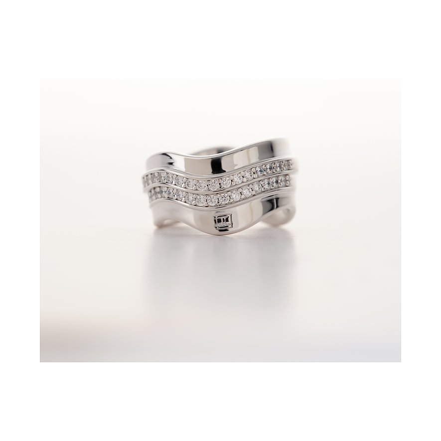 JETTE ring van gerecycled 925 zilver met gebogen design en twee rijen heldere zirkonia edelstenen.