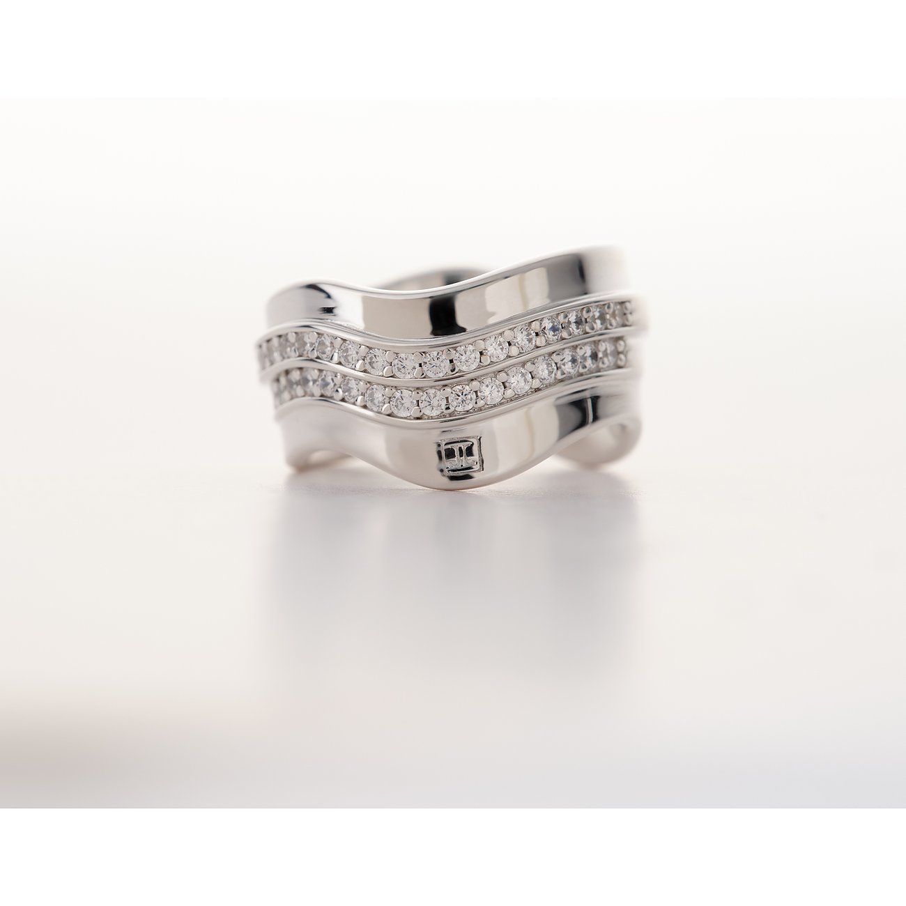 JETTE ring van gerecycled 925 zilver met gebogen design en twee rijen heldere zirkonia edelstenen.