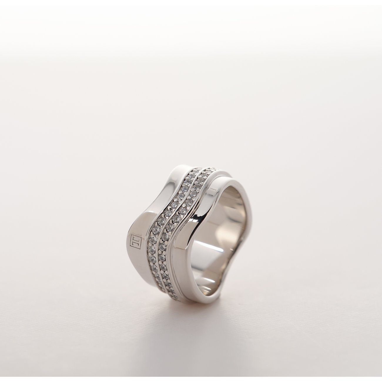 JETTE ring van gerecycled 925 zilver met gebogen design, bezet met twee rijen gekleurde zirkonia stenen.