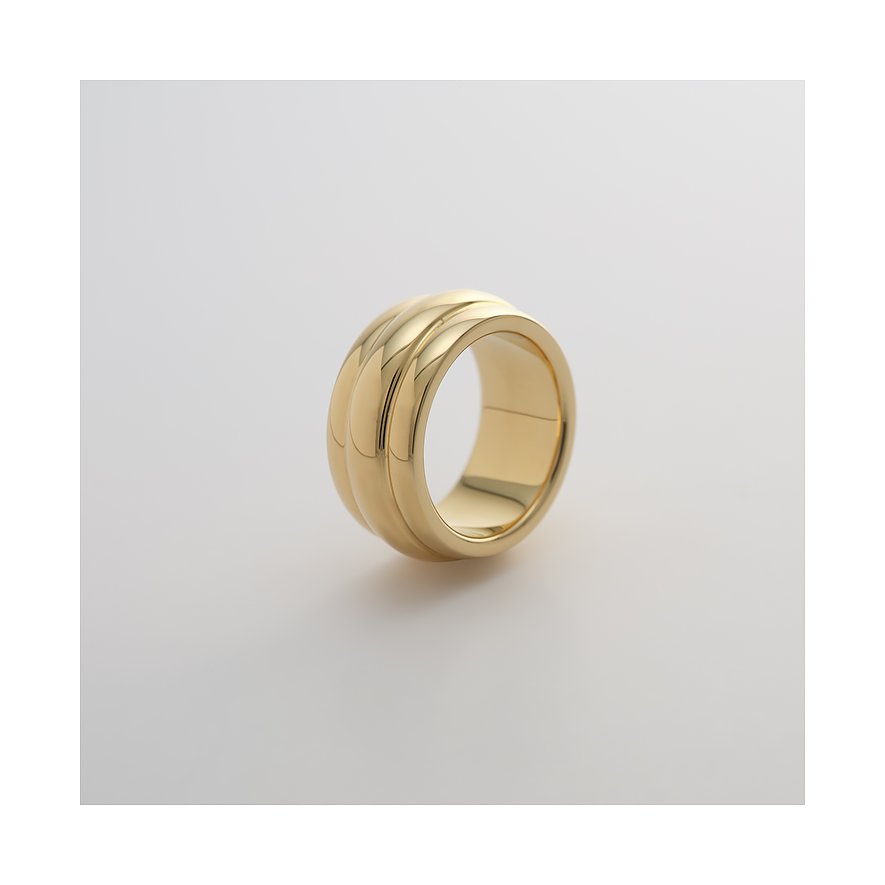 Ein glänzender, goldfarbener Guido Maria Kretschmer Ring aus Edelstahl mit geschwungenen Rillen, auf weißem Hintergrund.