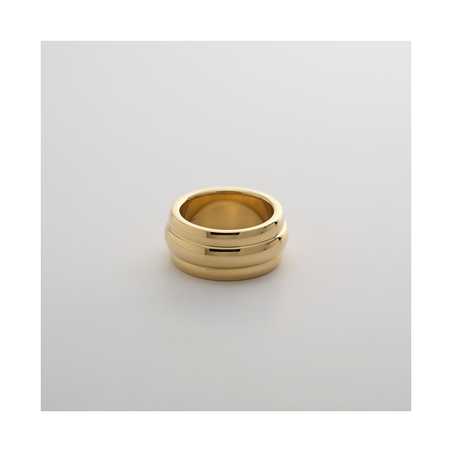 Close-up eines Guido Maria Kretschmer breiten, glänzenden Rings aus goldfarbenem Edelstahl mit zwei erhabenen Rillen.