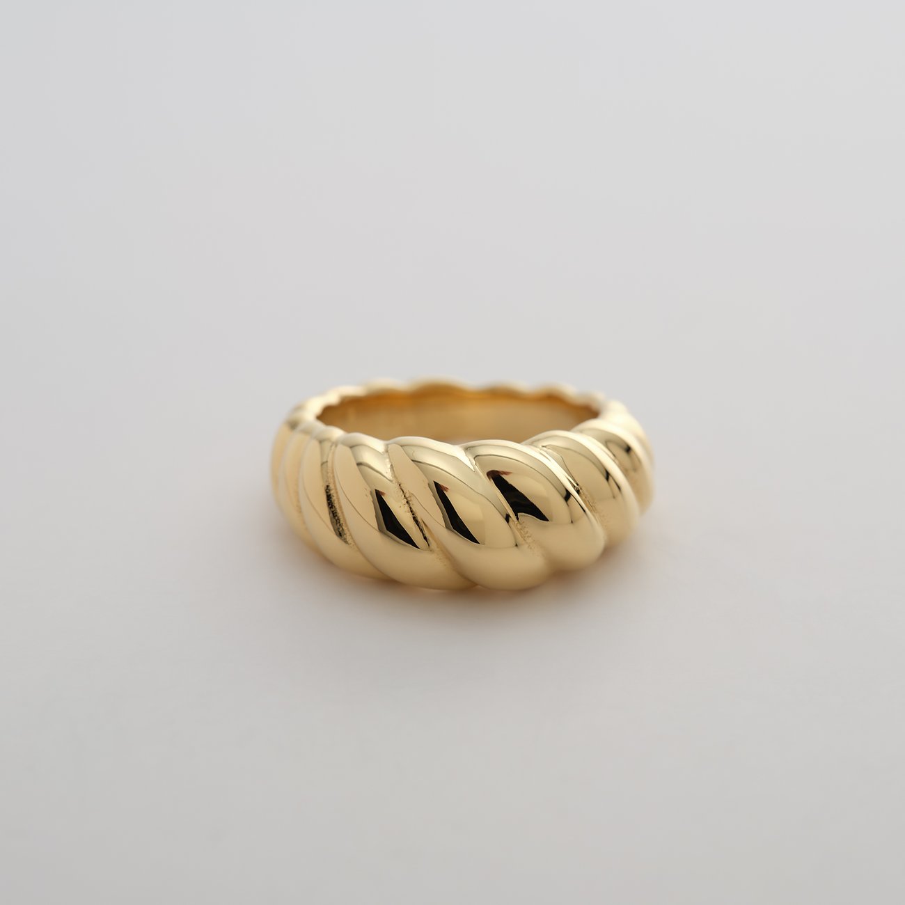 Guido Maria Kretschmer Ring aus goldfarbenem Edelstahl mit gewelltem Design.