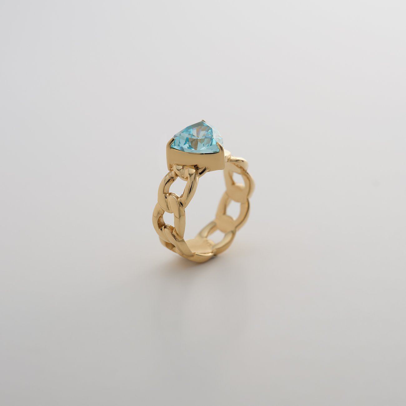 Guido Maria Kretschmer Ring aus goldfarbenem Edelstahl im Kettendesign mit einem türkisblauen Farbedelstein.