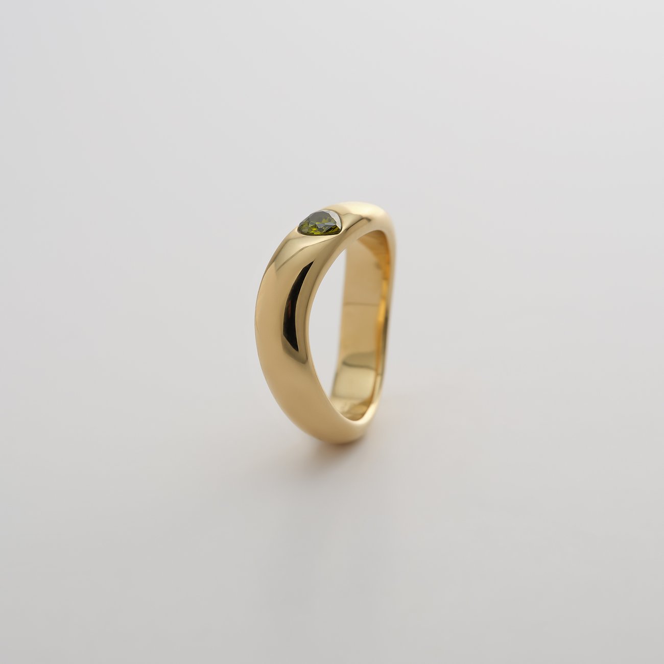 Guido Maria Kretschmer ring van goudkleurig roestvrij staal met een groene zirkonia edelsteen.