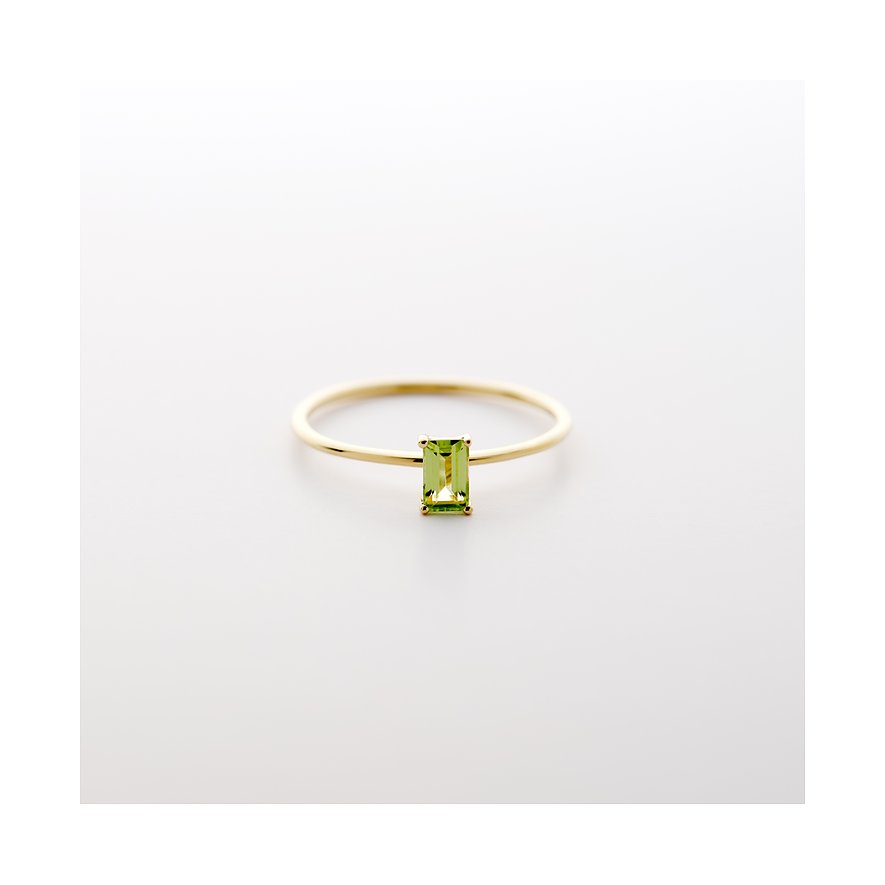 CHRIST ring i 585 gult guld med en rektangulær, lysegrøn peridot i fatning, fotograferet forfra.