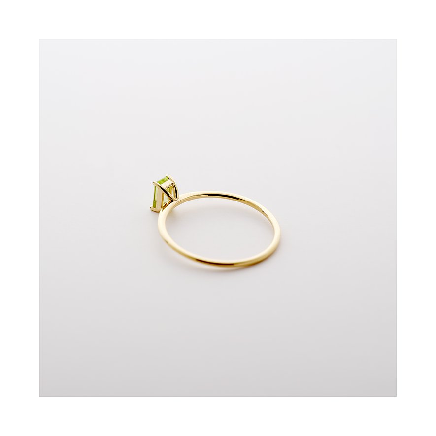 CHRIST 585 guldring med en aflang grøn peridot, fotograferet fra øverst højre.