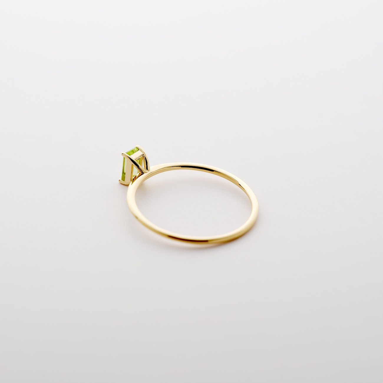 CHRIST 585 guldring med en aflang grøn peridot, fotograferet fra øverst højre.