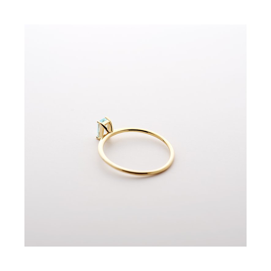 CHRIST Ring aus 585 Gelbgold mit einem hellblauen viereckigen Topas Edelstein aus der Seitenansicht.