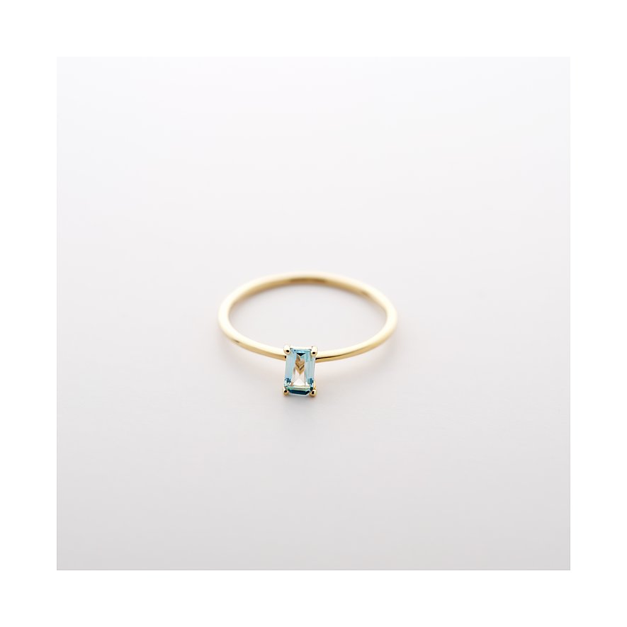 CHRIST Ring aus 585 Gelbgold mit einem rechteckigen, hellblauen Topas auf weißem Hintergrund.