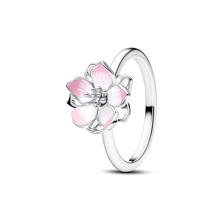 Pandora Ring aus Silber und Emaille mit einer Blüte aus zartrosa Blütenblättern als Verzierung.