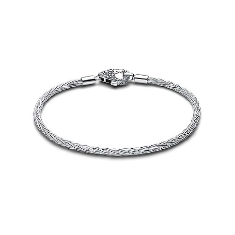Pandora Armschmuck aus Silber geflochten, mit einem herzförmigen Verschluss, der mit Zirkonia-Farbsteinen besetzt ist.