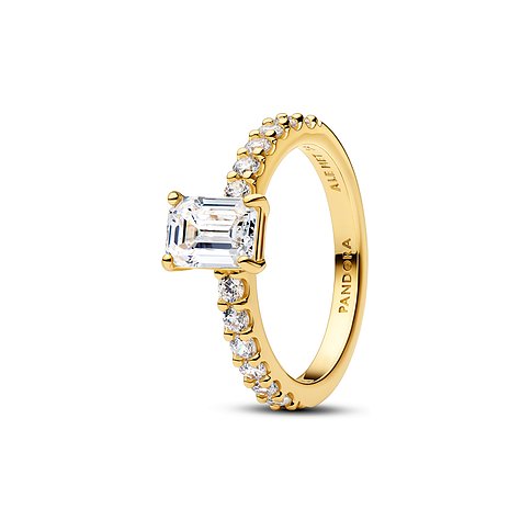 Ein goldener Pandora Ring aus Metall mit einem smaragdgeschliffenen Zirkonia und kleineren Farbedelsteinen.