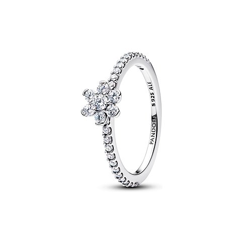 Pandora Ring aus 925er Silber und Zirkonia. Ein Blütenmotiv aus glitzernden Steinen ist schräg auf dem Band platziert.