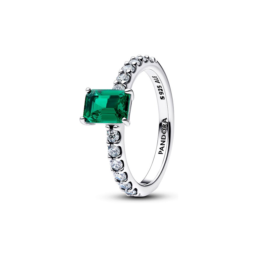 Pandora Ring aus 925er Silber mit rechteckigem grünem Zirkonia und seitlichen klaren Zirkonia-Verzierungen.