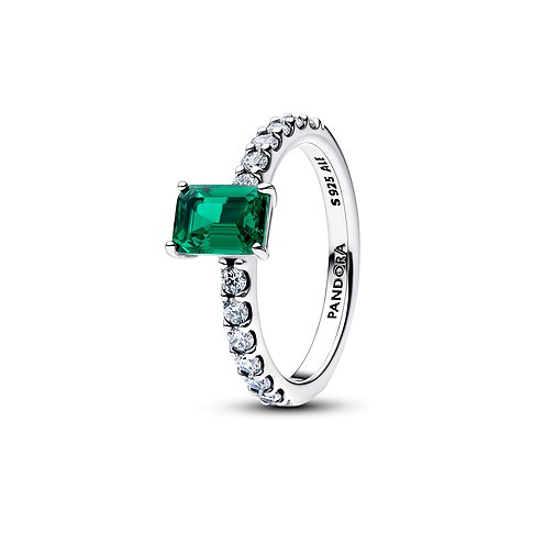 Pandora Ring aus 925er Silber mit rechteckigem grünem Zirkonia und seitlichen klaren Zirkonia-Verzierungen.