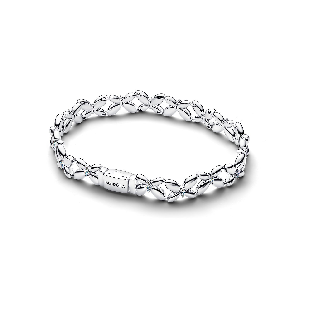 Eng anliegendes Pandora Armband aus Silber mit Zirkonia-Steinen. Es besteht aus floralen Elementen.