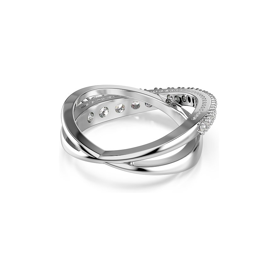 Een gedraaide Swarovski metalen ring met talloze ronde, heldere Swarovski kristallen, op een witte achtergrond.