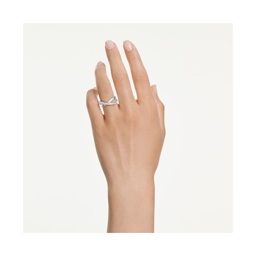 Een Swarovski ring van metaal met fonkelende Swarovski kristallen zit aan de hand van een persoon.