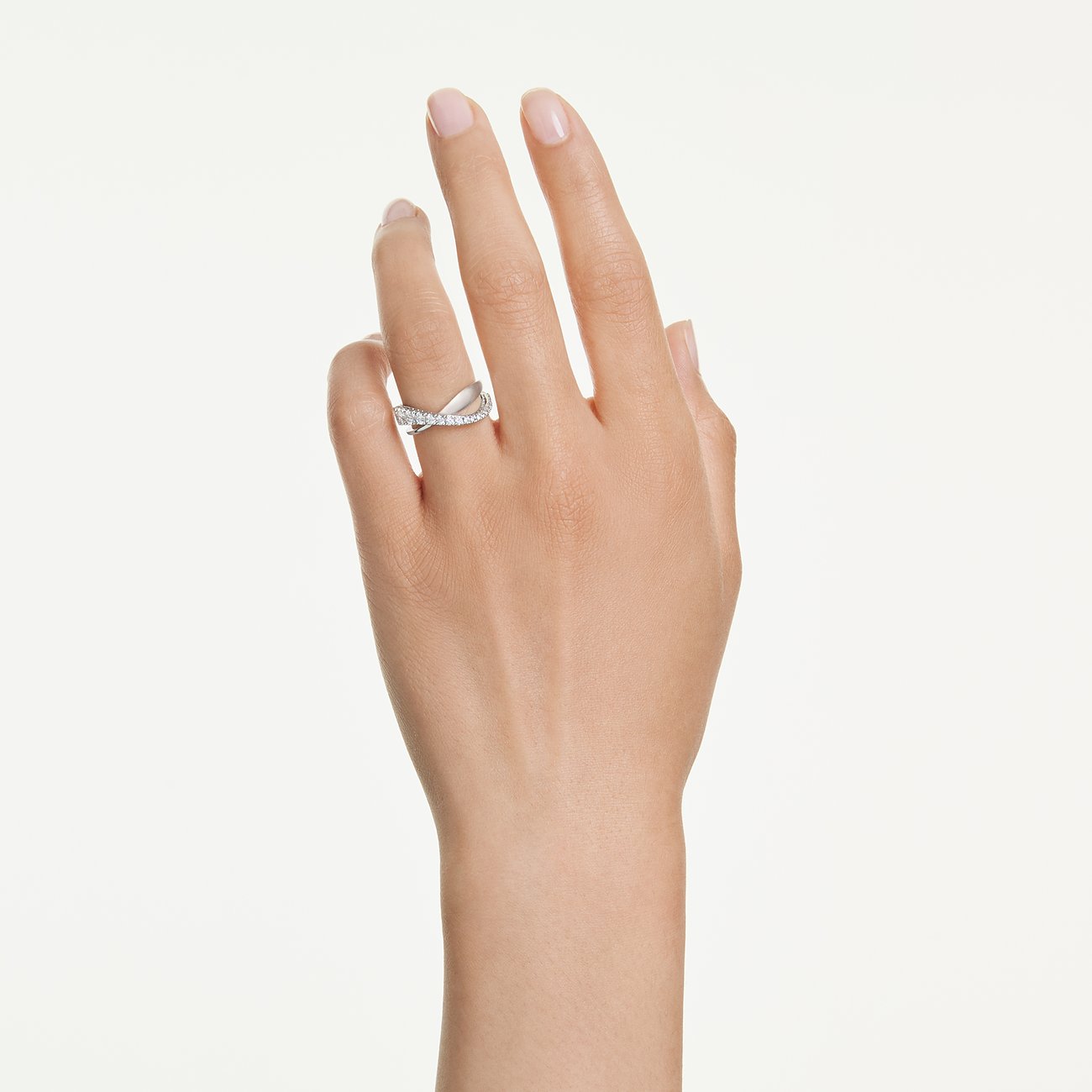 Een Swarovski ring van metaal met fonkelende Swarovski kristallen zit aan de hand van een persoon.