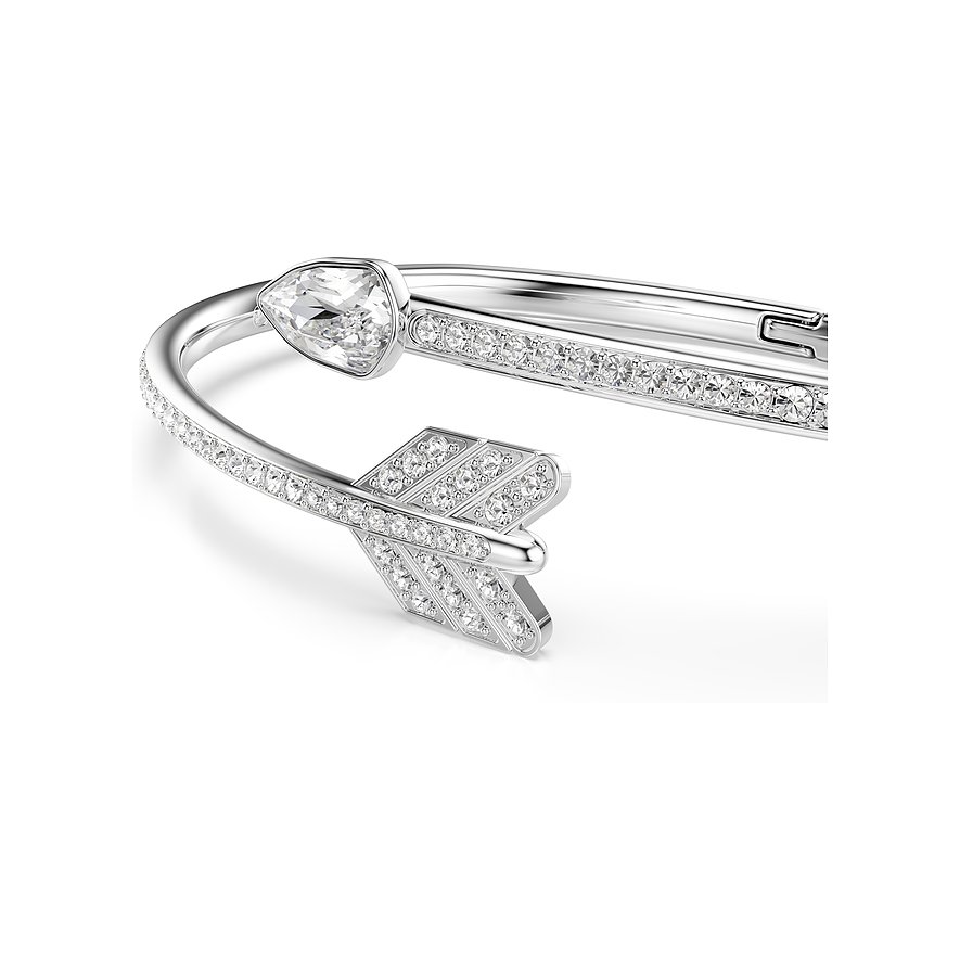 Close-up van een metalen Swarovski armband in pijlvorm, versierd met witte Swarovski kristallen.