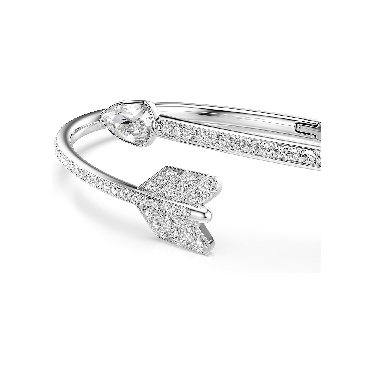 Close-up van een metalen Swarovski armband in pijlvorm, versierd met witte Swarovski kristallen.