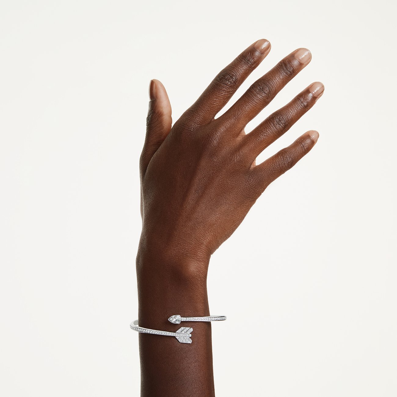 Swarovski metalen armband met glinsterend pijl- en hartontwerp, bezet met Swarovski kristallen.