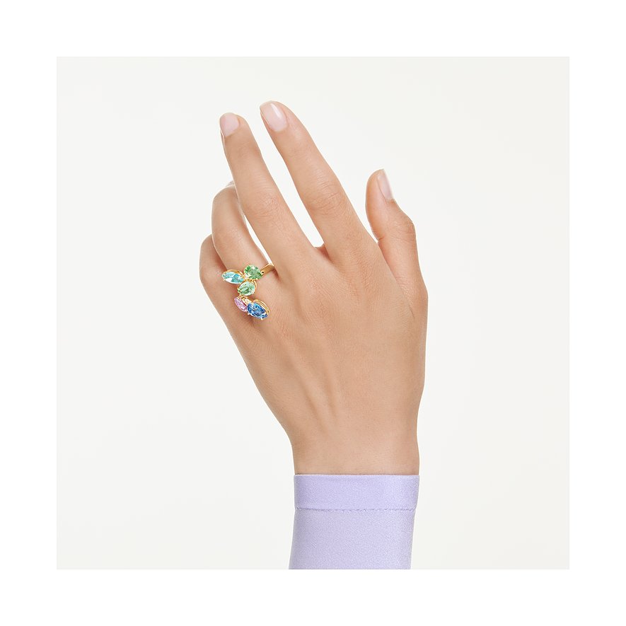 Ein Swarovski Metallring mit bunten Swarovski-Kristallen in verschiedenen Farben wird an einem Finger gezeigt.