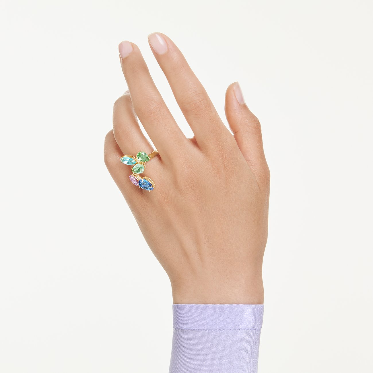 Ein Swarovski Metallring mit bunten Swarovski-Kristallen in verschiedenen Farben wird an einem Finger gezeigt.