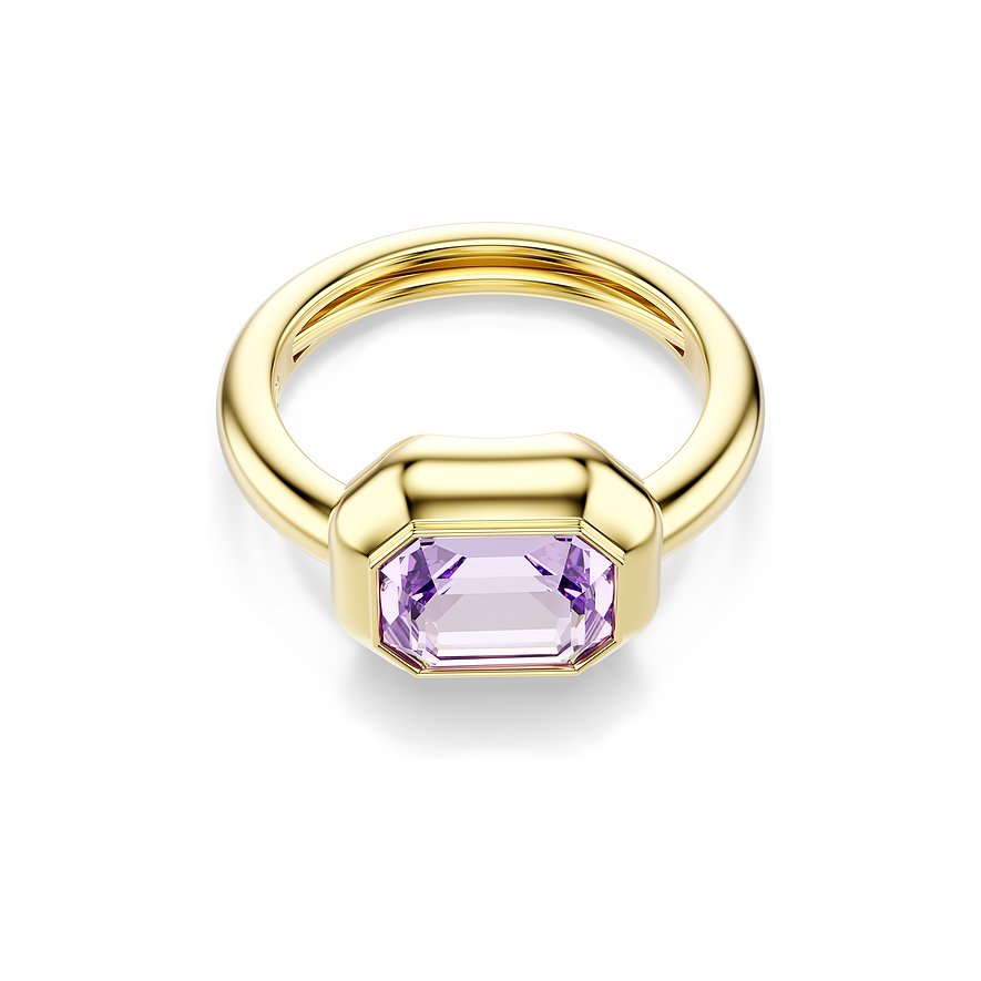 Een goudkleurige Swarovski ring van metaal met één enkele, achthoekige, paarse Swarovski-kristal.