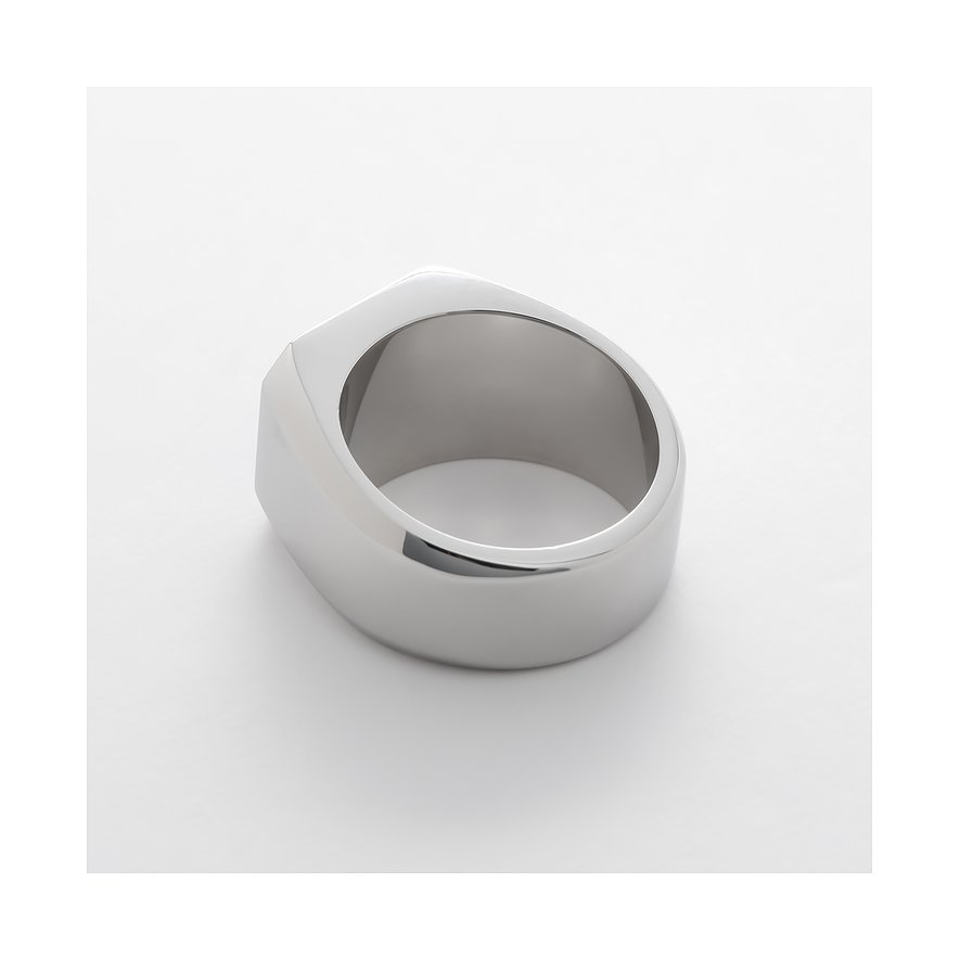 FAVS Ring aus glänzendem Edelstahl, leicht von oben fotografiert, zeigt einen offenen Ausschnitt.