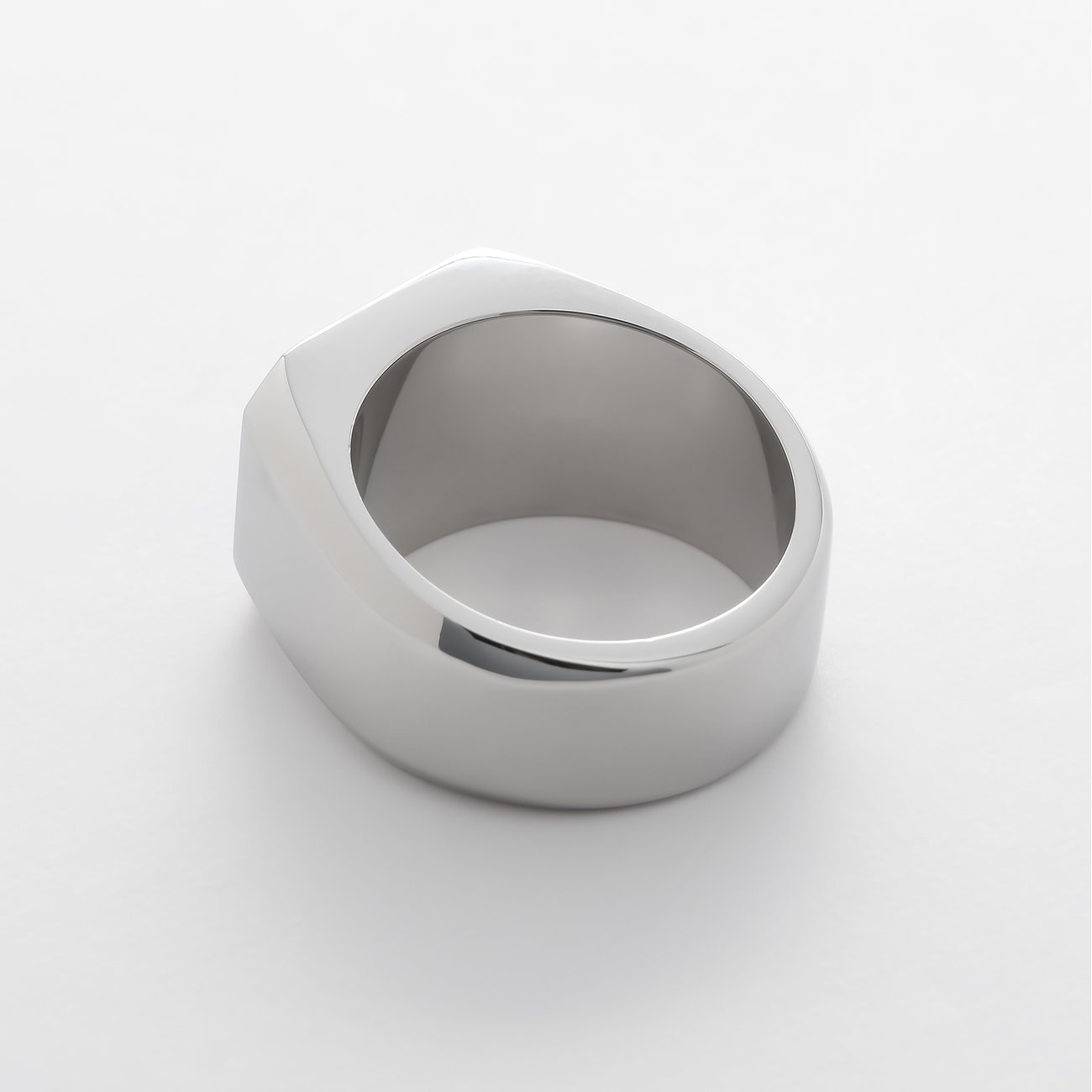 FAVS Ring aus glänzendem Edelstahl, leicht von oben fotografiert, zeigt einen offenen Ausschnitt.