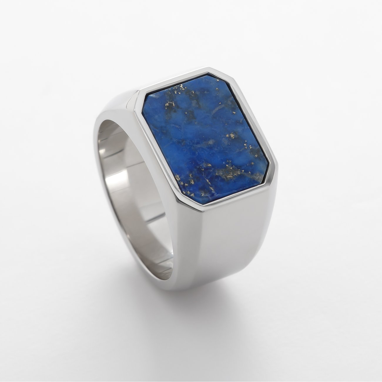 FAVS Herrenring aus Edelstahl mit glänzendem Finish und einem rechteckigen Lapislazuli-Farbstein in der Mitte.