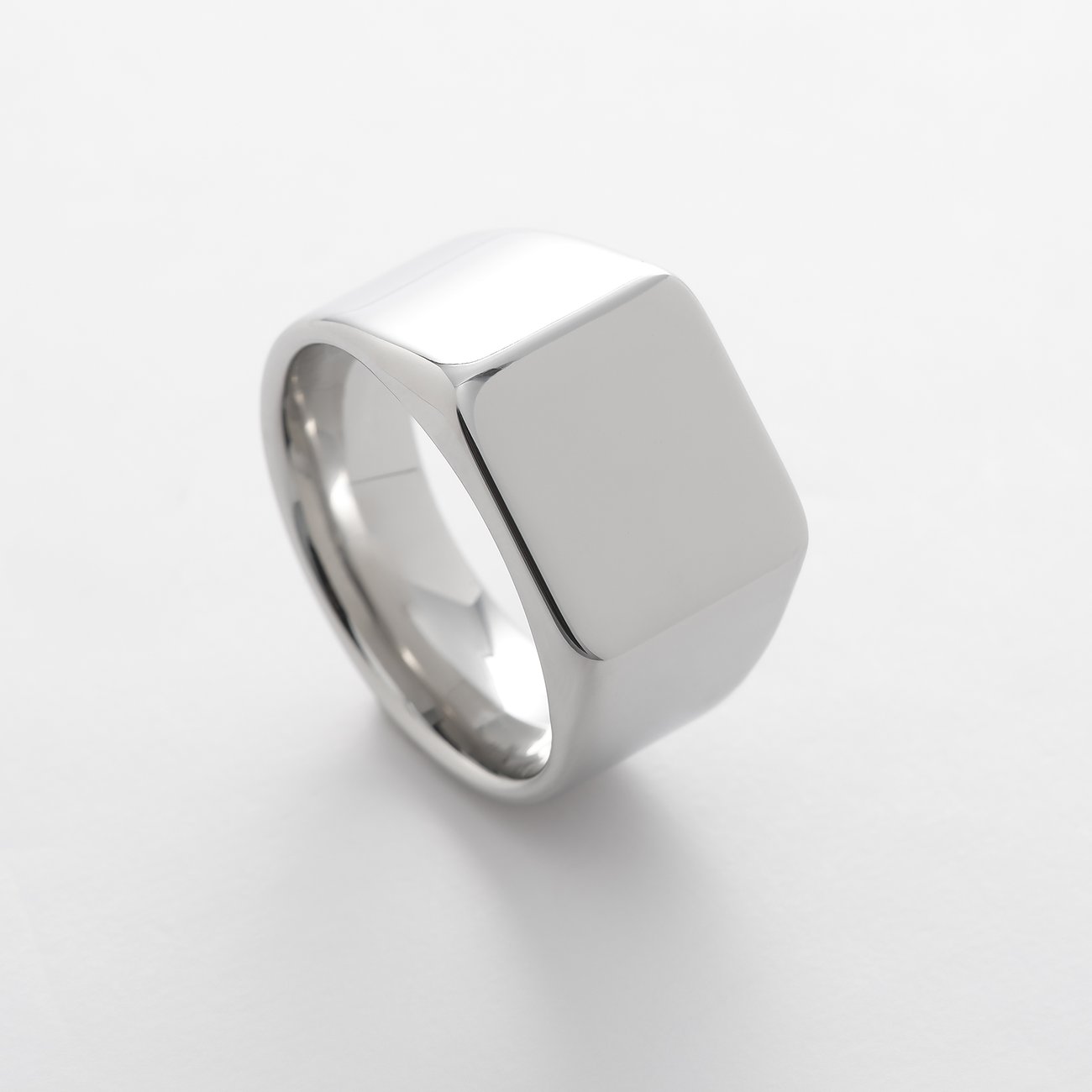 FAVS Ring aus glänzendem Edelstahl, in der Aufsicht von oben rechts gesehen auf weißem Hintergrund.