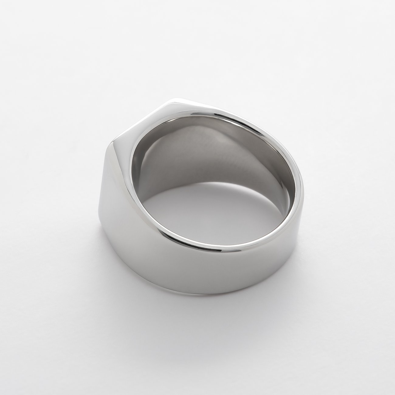 FAVS Ring aus glänzendem Edelstahl, leicht erhöht mit einer flachen, achteckigen Oberseite, von oben fotografiert.