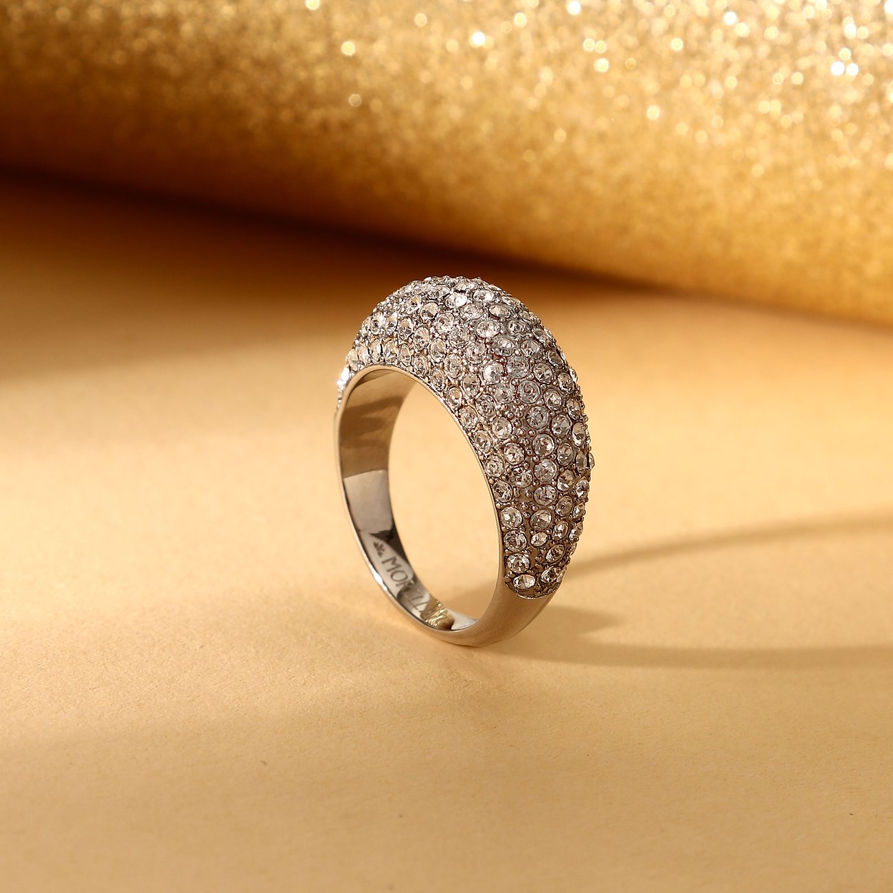 Ein Morellato Ring aus Edelstahl mit vielen funkelnden Kristall-Farbsteinen aus einem schrägen Blickwinkel.