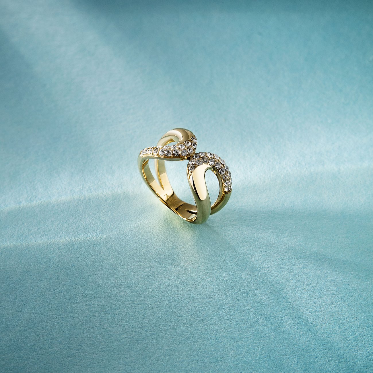 Morellato Ring aus goldfarbenem Edelstahl mit gewundenen Linien, auf einer Seite mit glitzernden Kristallen besetzt.