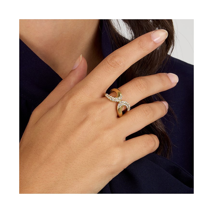 Der Morellato Ring aus goldfarbenem Edelstahl ist am Finger mit funkelnden Kristall-Farbsteinen besetzt.