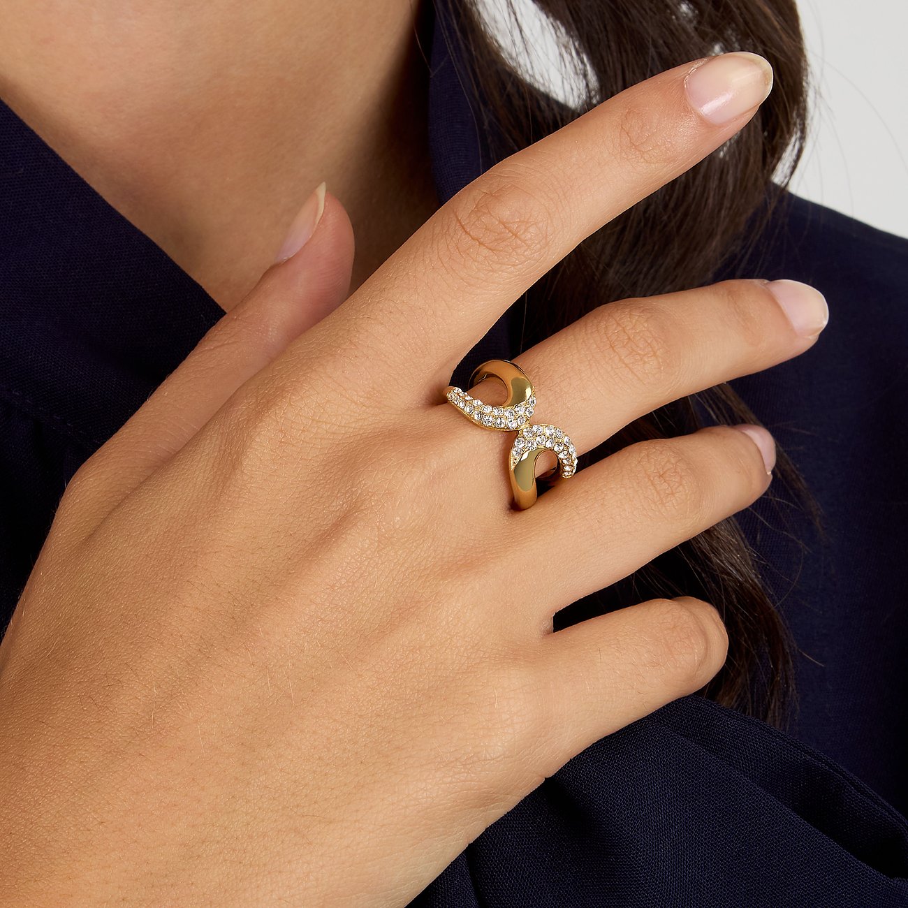 Der Morellato Ring aus goldfarbenem Edelstahl ist am Finger mit funkelnden Kristall-Farbsteinen besetzt.