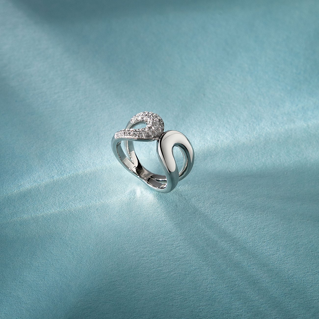 Ein Morellato Ring aus Edelstahl mit geschwungenen Formen, besetzt mit funkelnden klaren Kristallen auf einer Seite.