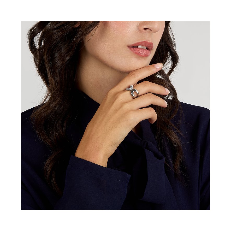 Nahaufnahme eines Morellato Rings aus Edelstahl mit Kristallen im Design eines Schmetterlings, getragen an einer Damenhand.
