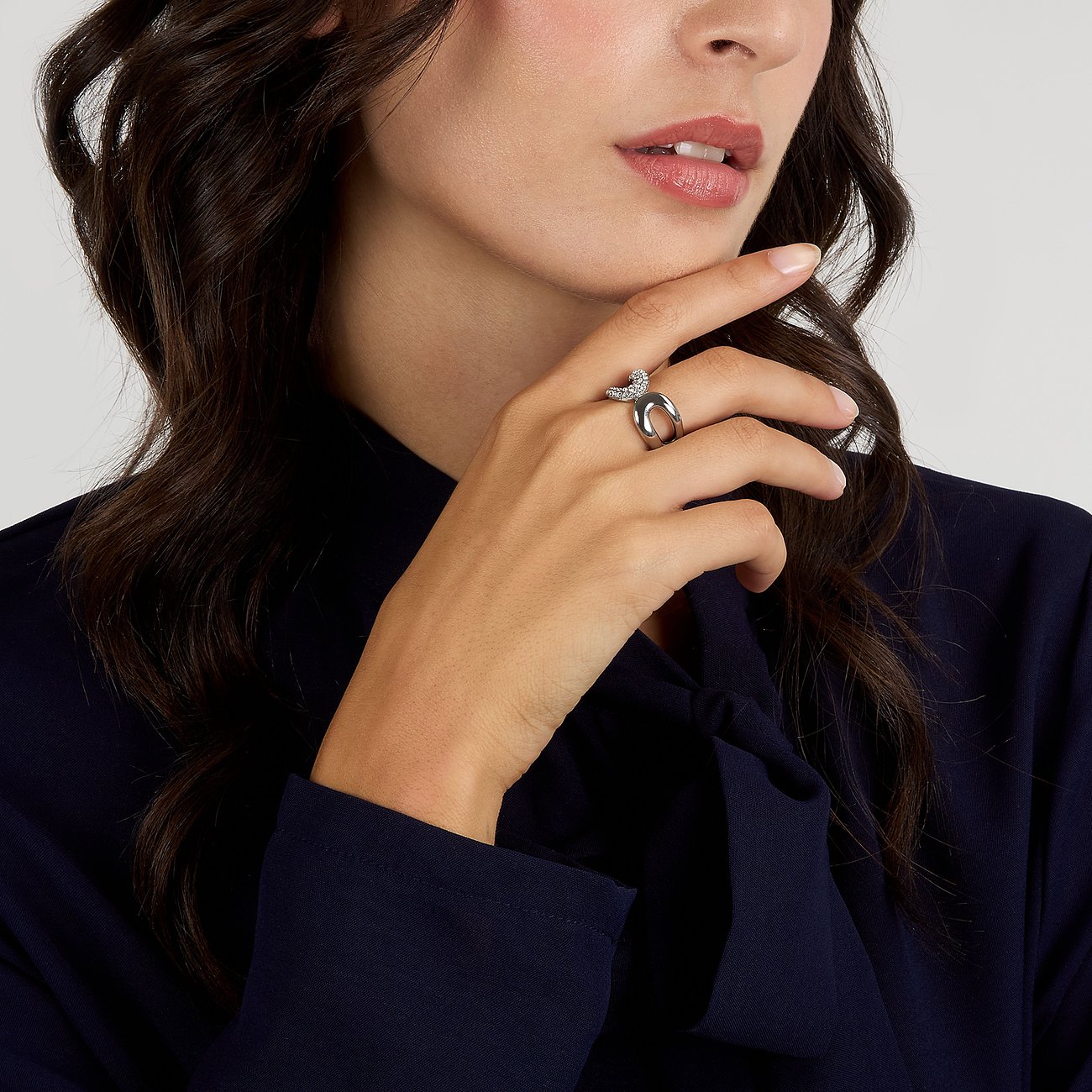Nahaufnahme eines Morellato Rings aus Edelstahl mit Kristallen im Design eines Schmetterlings, getragen an einer Damenhand.