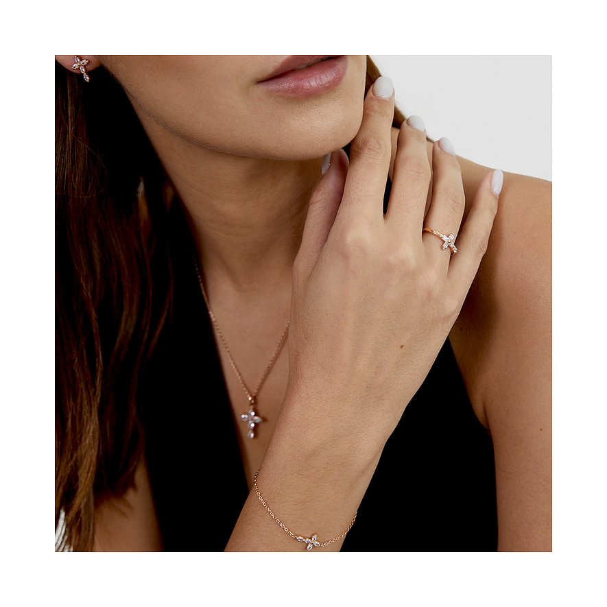 Nahaufnahme einer Frau, die einen Tamaris Ring aus rosegoldfarbenem Edelstahl mit Zirkonia und Blütenform trägt.