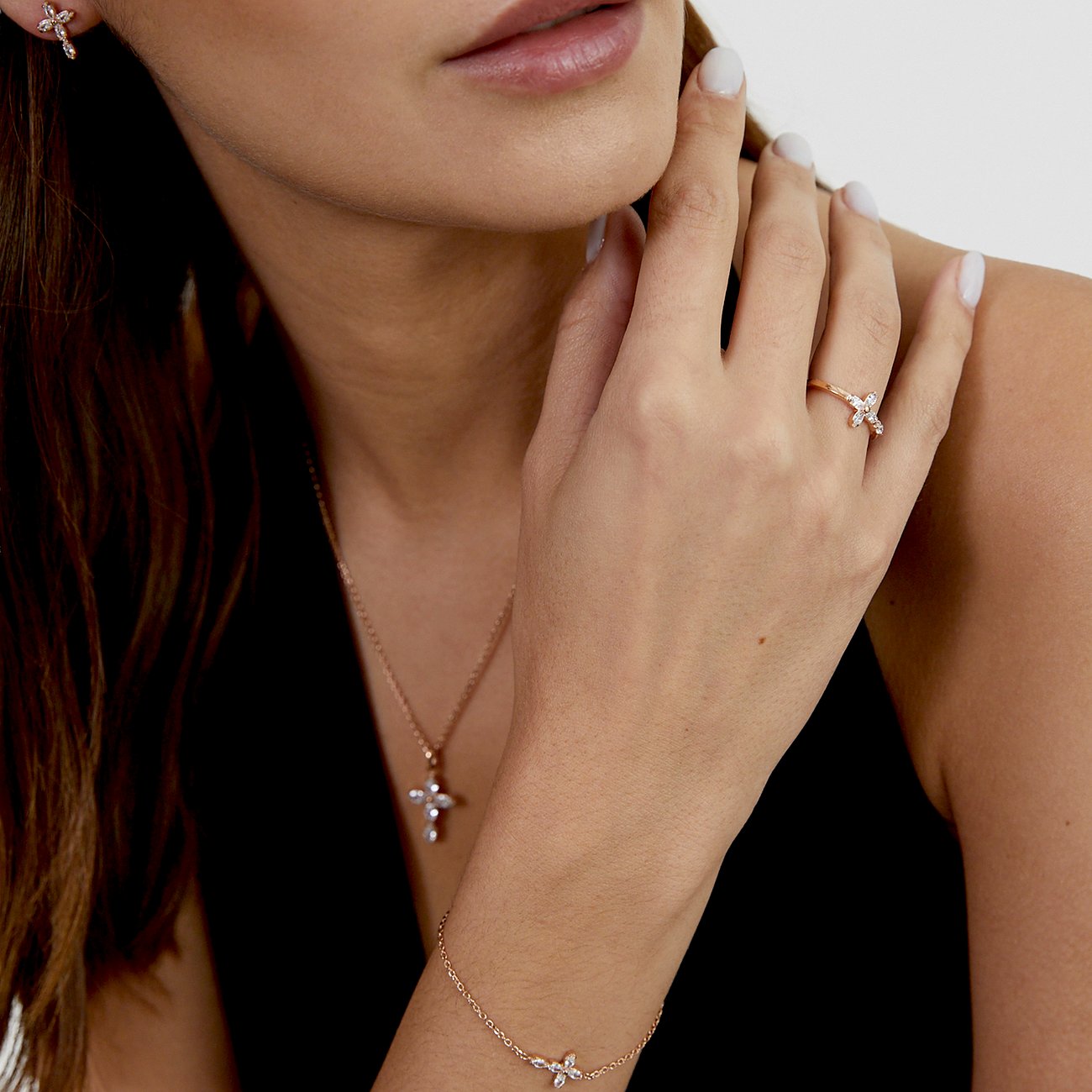 Nahaufnahme einer Frau, die einen Tamaris Ring aus rosegoldfarbenem Edelstahl mit Zirkonia und Blütenform trägt.