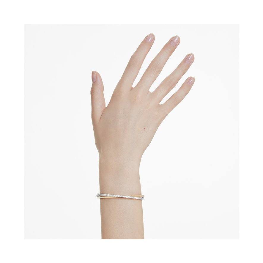 Swarovski Armreif: zwei sich kreuzende Metallbänder mit funkelnden Swarovski Kristallen am Handgelenk getragen.